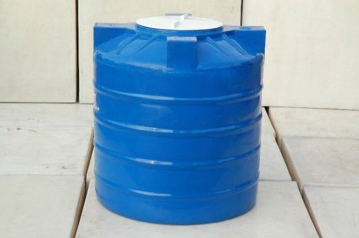 كيف يمكنك تنظيف خزان الماء بالأحساء؟ يمكنك تنظيف خزان الماء بالأحساء من خلال اتباع بعض الخطوات البسيطة. أولاً، يجب عليك إفراغ الخزان من الماء. بعد ذلك، استخدم فرشاة وخليط من الماء والمواد المنظفة لتنظيف الجدران الداخلية للخزان. تأكد من شطف الخزان جيدًا بالماء النظيفة بعد الانتهاء من عملية التنظيف لتجنب أي بقايا من المنظفات. أخيرًا، يمكنك تعبئة الخزان مرة أخرى بالماء النظيف بعد التأكد من أنه نظيف تمامًا.