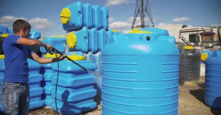 كيف يمكن تنظيف خزانات المياه في الأحساء؟ يمكن تنظيف خزانات المياه في الأحساء باتباع خطوات محددة لضمان سلامة المياه وجودتها. من المهم استخدام مواد تنظيف آمنة، والتأكد من تصريف الخزان تمامًا قبل البدء في عملية التنظيف. يُوصى أيضًا بتعقيم الخزان بعد تنظيفه لضمان القضاء على أي جراثيم أو بكتيريا قد تكون موجودة.