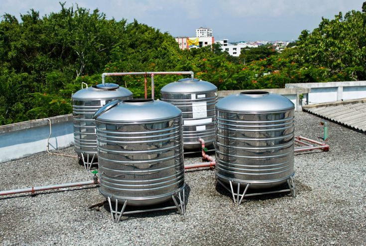 ما هي أهمية تنظيف خزانات المياه في الاحساء؟ تنظيف خزانات المياه في الاحساء أمر مهم للحفاظ على جودة المياه وضمان سلامتها. يتراكم فيها الأوساخ والجراثيم، مما قد يؤثر على صحة الأفراد. كيف يمكن تنظيف خزانات المياه في الاحساء؟ يمكن تنظيف خزانات المياه في الاحساء من خلال إفراغ الخزان، ثم استخدام مواد تنظيف مناسبة مثل المطهرات، وأخيرًا ملء الخزان بمياه نظيفة بعد تنظيفه. يُفضل أيضًا إجراء هذا التنظيف بشكل دوري.